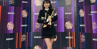 IU seringkali tampil dalam outfit bernuansa monokrom; satu atau dua warna saja. Memenangkan Daesang di Golden Disc Awards 2022, IU tampil menggunakan satu setelan hitam dan satu setelan putih. Foto: Instagram.