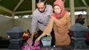 Jokowi tampak menabur bunga di atas makam ayahnya. Jawa Tengah. Sabtu (14/6/14) (Antara Foto/Widodo S Jusuf)