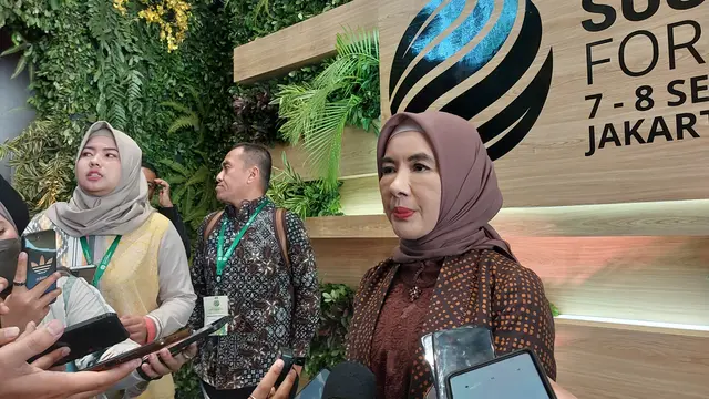 Direktur Utama PT Pertamina (Persero) Nicke Widyawati di Indonesia Sustainable Forum 2023, di Hotel Park Hyatt, Jakarta, Kamis (7/9/2023). Ia mengungkap strategi dalam memastikan ketahanan energi. (Arief/Liputan6.com)