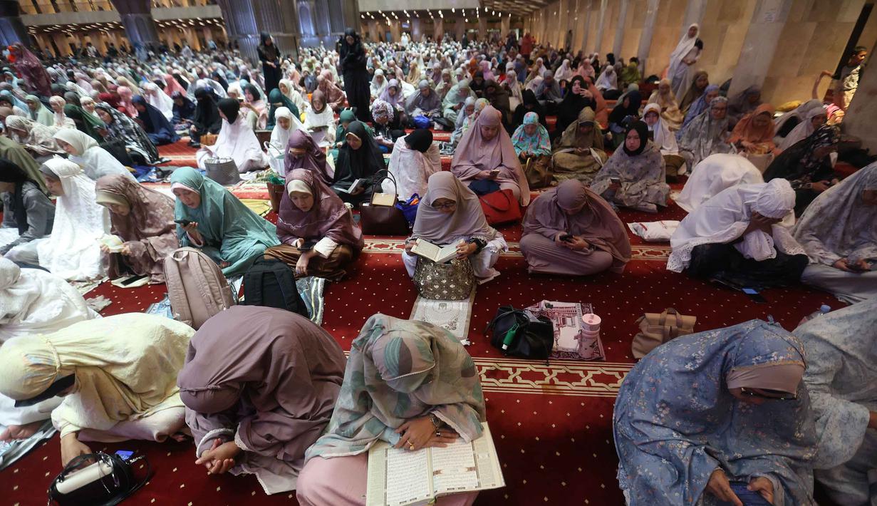 Masjid Istiqlal menggelar salat tarawih perdana, menandai dimulainya masuknya bulan suci Ramadan 1447 Hijriah, Rabu (18/2/2026). Tampak dalam foto, umat Muslim membaca kitab suci Al-Quran sambil menunggu waktu salat Tarawih perdana Ramadan 1447 Hijriah tiba di Masjid Istiqlal, Jakarta, Rabu 18 Februari 2026. (Kapanlagi.com/Budy Santoso)
