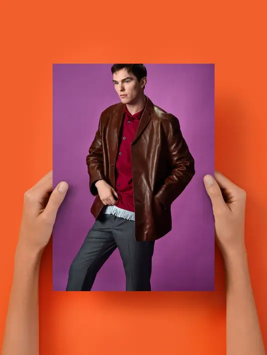 Di dalam foto-foto yang “dipegang” tersebut, busana Prada dikenakan oleh deretan figur lintas disiplin aktor, musisi, hingga model yang masing-masing membawa karakter dan narasi personal.