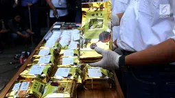 Barang bukti narkoba ketika jumpa pers pengungkapan peredaran 20 Kg sabu di Polda Metro Jaya, Minggu (8/10). Polisi mendapati Sabu yang dimiliki sindikat jaringan narkoba Internasional itu di dalam bungkus teh merek Tiongkok. (Liputan6.com/Johan Tallo)