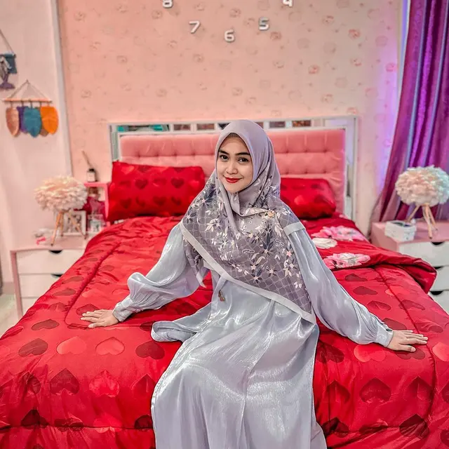 7 Potret Artis Pakai Baju Shimmer, Diprediksi Jadi Tren Lebaran 2024