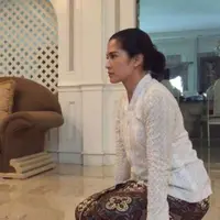 Dian Sastrowardoyo terlihat mengenakan kebaya dan kain jarik saat melakukan persiapan film Kartini beberapa waktu lalu. (Instagram - @therealdisastr)
