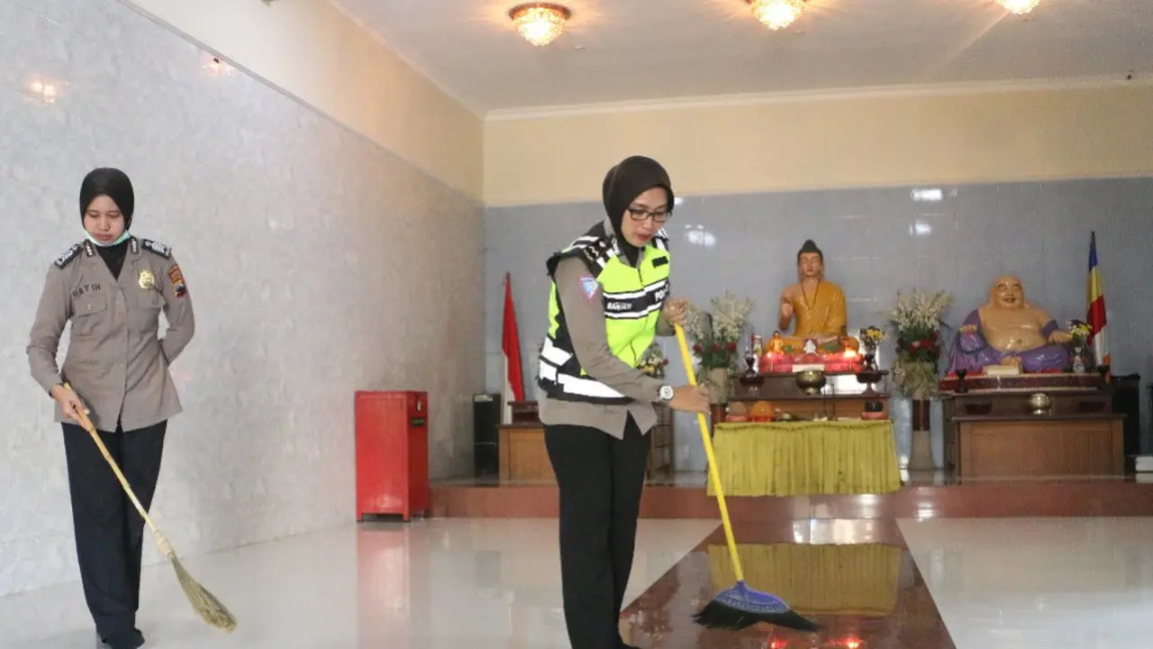 Polwan Polres Kebumen membersihkan ruang dalam Vihara Maha Dhana, Kebumen. (Liputan6.com/Polres Kebumen/Muhamad Ridlo)