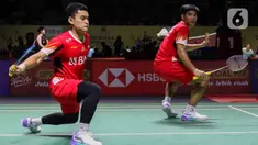 Pebulu tangkis ganda putra Indonesia, Leo Rolly Carnando/Daniel Marthin saat melawan Fajar Alfian/Muhammad Rian Ardianto di babak 32 besar Indonesia Open 2024 di Istora Gelora Bung Karno, Senayan, Jakarta, Rabu (5/6/2024). (Liputan6.com/Herman Zakharia)
