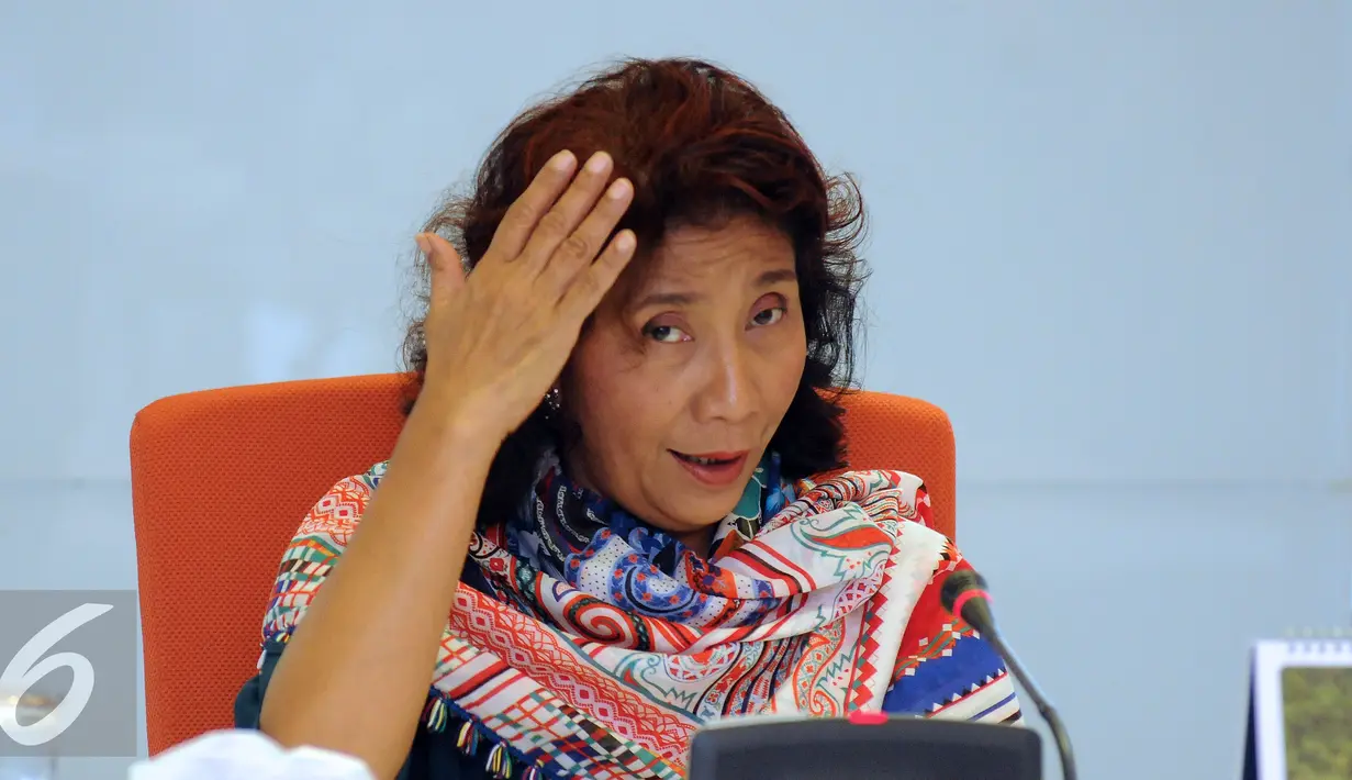 Menteri KKP, Susi Pudjiastuti memberi keterangan terkait penyelamatan hiu paus dari pemanfaatan secara illegal, Jakarta, Jumat (27/5). Hasil operasi ditemukan hiu paus di keramba jaring apung PT Air Biru Maluku. (Liputan6.com/Helmi Fithriansyah)