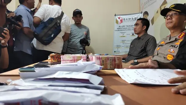 Uang ratusan juta diduga untuk politik uang hasil sitaan dari seorang caleg di Pekanbaru.