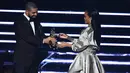 Rihanna tersenyum saat menerima penghargaan Michael Jackson Video Vanguard di MTV VMA 2016, New York, AS, (28/8). Drake diketahui memberi ucapan selamat kepada Rihanna dengan menyewa papan iklan raksasa di Los Angeles. (AFP PHOTO/Jewel SAMAD)