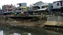 Kondisi turap Kali Sunter yang ambles di Jalan Cinta, Pulogadung, Jakarta Timur, Rabu (8/1/2020). Turap sepanjang 37 meter dengan tinggi 5 meter ambles akibat terkikis derasnya air kali saat hujan deras mengguyur Jakarta pada 1 Januari 2020 lalu. (merdeka.com/Imam Buhori)