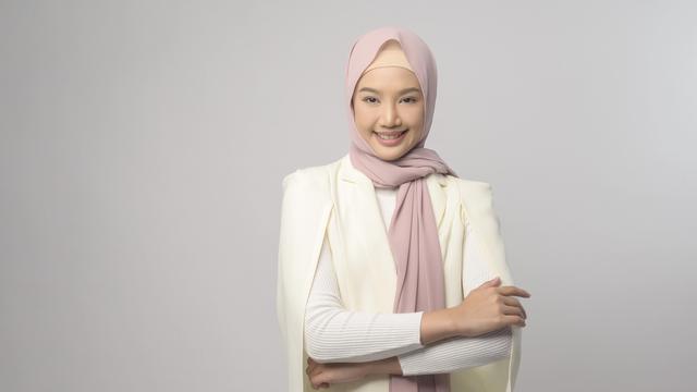 Inspirasi Makeup yang Match dengan Outfit Lebaran, dari Pink Feminin hingga Creamy Elegan