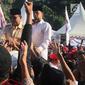 Calon Presiden nomor urut 02 Prabowo Subianto menyapa pendukungnya dalam kampanye akbar Prabowo-Sandi di luar Stadion Utama Gelora Bung Karno, Jakarta, Minggu (7/4/2019). Seperti biasa, Prabowo menyapa pendukungnya dari atas kap mobil. (Liputan6.com/Herman Zakharia)