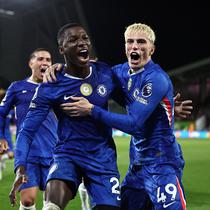 Gelandang Chelsea, Moises Caicedo (kiri), mencetak gol ke gawang Brentford pada pekan 4 Liga Inggris 2025/2026 di Gtech Community Stadium, Minggu (14/9/2025) dini hari WIB. (HENRY NICHOLLS / AFP)