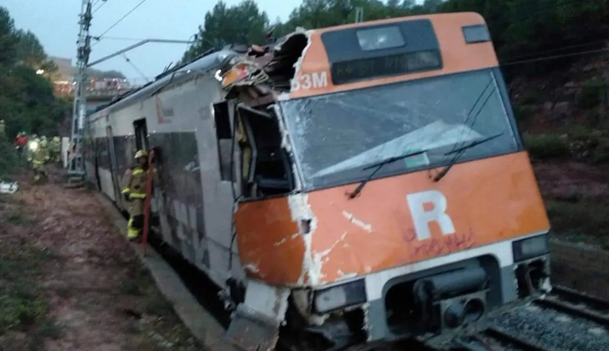 Kondisi sebuah kereta komuter yang tergelincir dari rel akibat terjangan longsor di Vacarisses, Barcelona, Selasa (20/11). Selain menewaskan satu orang penumpang, enam orang lainnya dilaporkan terluka dalam kejadian tersebut. (Anti-radar Catalunya via AP)