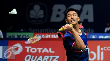 Tunggal putra Indonesia, Jonatan Christie gagal menahan bola saat melawan pebulutangkis Denmark, Jan O Jorgensen di perempat final BCA Indonesia Open 2016, Jakarta, Jumat (3/6/2016). Jonatan kalah 21-14, 19-21, 14-21. (Liputan6.com/Helmi Fithriansyah)