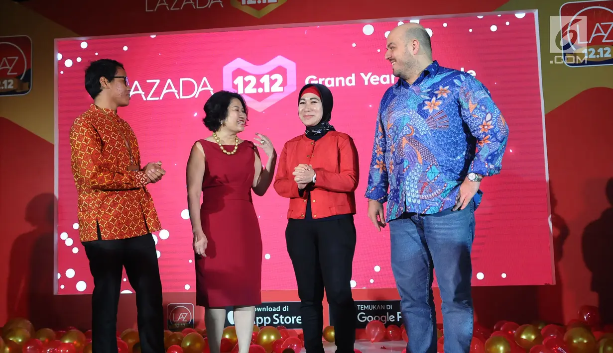 CEO Lazada Alessandro Piscini, Chief Marketing Officer Lazada Monika Rudijono, Head of Traffic Management Lazada Haikal Bekti, Seller Lazada Ambarwati Hadi saat peluncuran Lazada 12.12 Grand Year End Sale, Jakarta, Selasa (4/12).(Liputan6.com/AnggaYuniar)