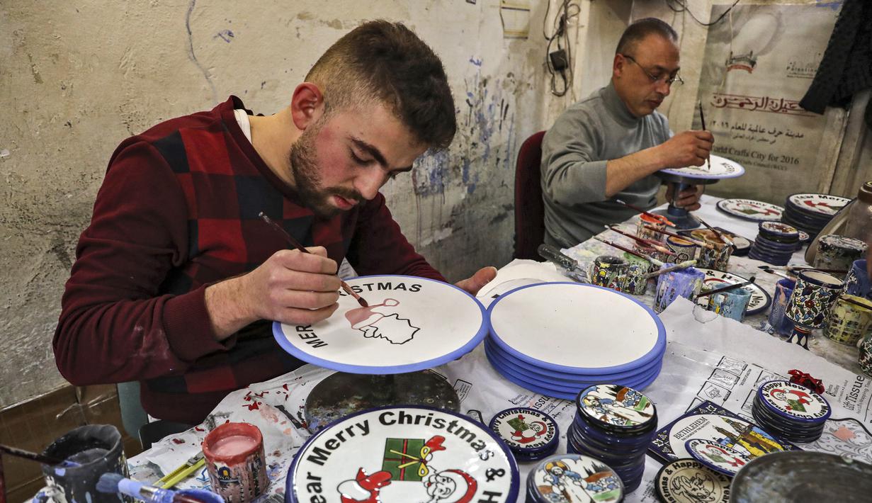 FOTO Melihat Produksi Piring  Keramik  Natal di Palestina 