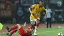 Pemain tengah Selangor FA, Evan Dimas Darmono melewati adangan bek Persija, Michael Orah saat laga persahabatan di Stadion Patriot Candrabhaga, Bekasi, Kamis (6/9). Persija kalah 1-2. (Liputan6.com/Helmi Fithriansyah)