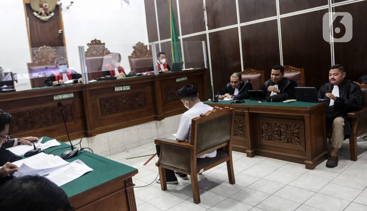 Terdakwa kasus obstruction of justice atau upaya untuk menghalang-halangi suatu proses hukum pada kasus pembunuhan Brigadir Nofriansyah Yosua Hutabarat atau Brigadir J, Arif Rahman Arifin menjalani sidang lanjutan dengan agenda pembacaan tuntutan oleh Jaksa Penuntut Umum (JPU) di Pengadilan Negeri (PN) Jakarta Selatan, Jumat (27/1/2023). Mantan Wakaden B Biropaminal Divpropam Polri tersebut dituntut 1 tahun penjara dan denda Rp 10 juta subsider 3 bulan kurungan. (Liputan6.com/Johan Tallo)
