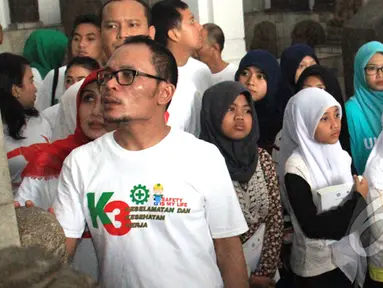 Menteri Hanif Dhakiri bersama anak yatim saat melihat koleksi patung - patung Museum Nasional, Jakarta, Minggu (1/3/2015). (Liputan6.com/Herman Zakharia)