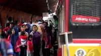 Suasana penumpang saat menunggu krl Commuter line di Stasiun Kota, Jakarta, Jumat (26/12/2014). (Liputan6.com/Faizal Fanani)  		