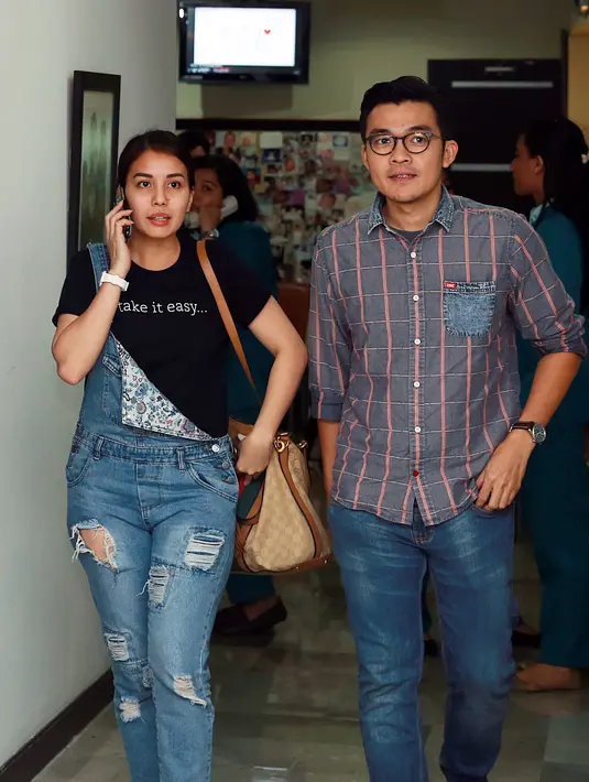 “Sebelum nikah sudah bilang kita kalau punya kembar lucu kali ya. Jadi ada kesempatan kita menjalani program dan caranya memang bayi tabung," ungkap Tya Ariestya. (Deki Prayoga/Bintang.com)