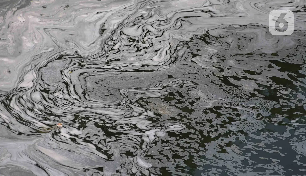 Masyarakat di sekitar bantaran sungai masih banyak yang menggunakan detergen keras untuk mencuci di rumah, bisnis cuci kendaraan, hingga mencuci pakaian. (merdeka.com/Imam Buhori)