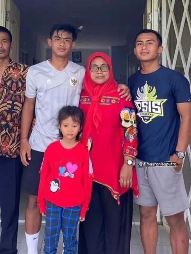 6 Potret Kesederhanaan Mak Ti Ibu Arhan Saat di Blora, Curi Perhatian