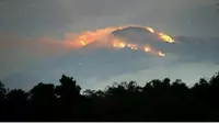 Lereng Taman Nasional Gunung Merbabu, Jawa Tengah, mengalami kebakaran pada Kamis (20/8/2015). Foto: Senogp/Twitter