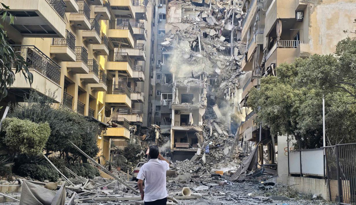 Seorang pria melihat kerusakan di lokasi serangan Israel di Tyre, Lebanon Selatan, pada Kamis 28 Mei 2026. (KAWANT HAJU/AFP)