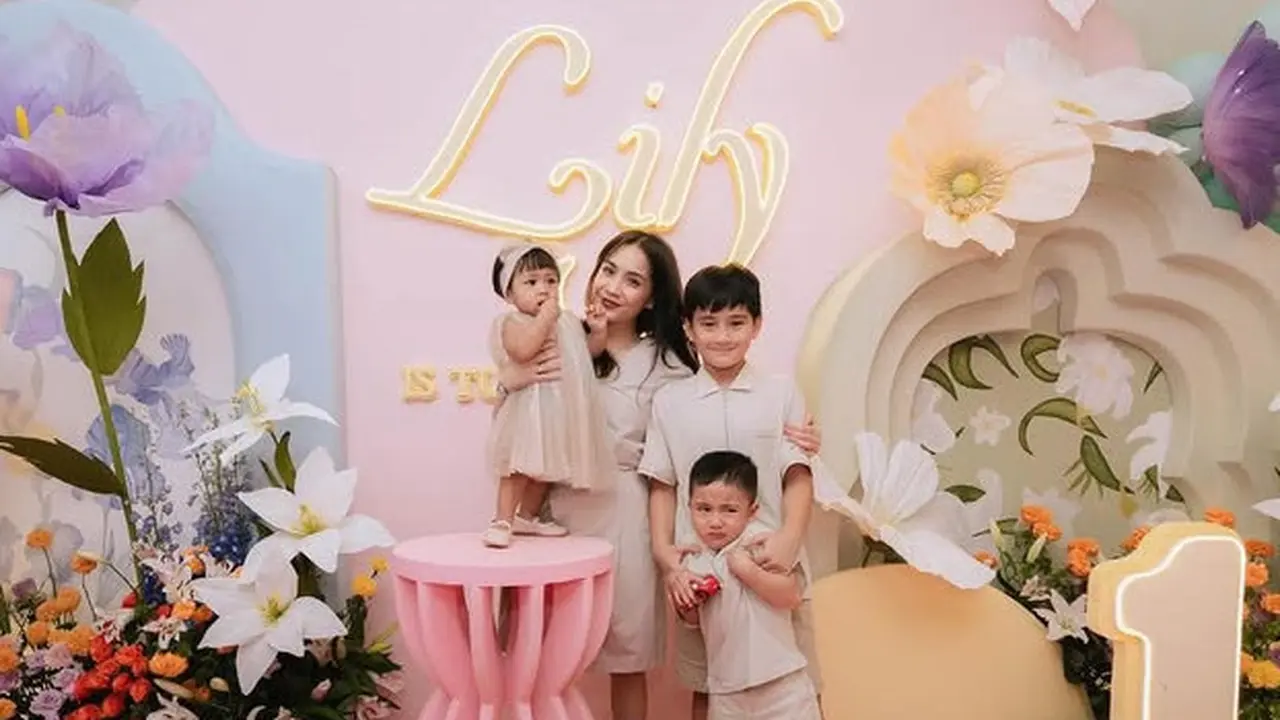 Lily Putri Nagita Slavina Jadi Baby Dior dengan Total Outfit Hampir Rp30 Jutaan