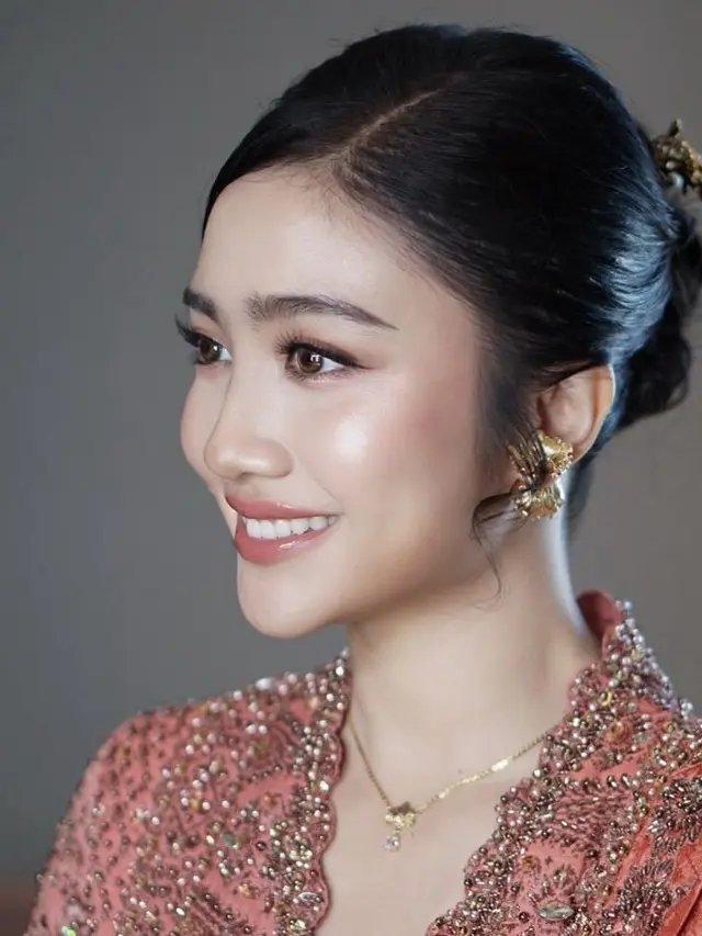 Febby Rastanty Saat Tunangan dengan Anggota Polisi. [@evalovira]