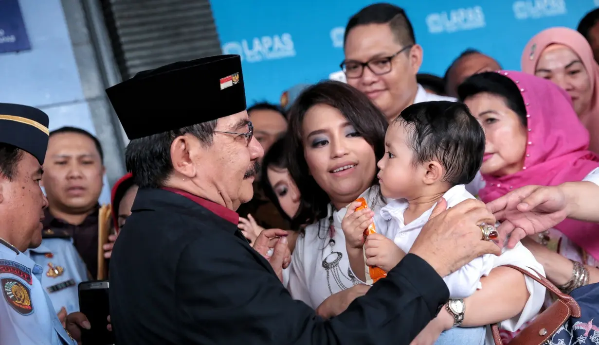 Teriakan Merdeka beberapa kali terdengar, dari masyarakat yang hadir. Terlihat juga bentangan sepanduk yang mengucapkan selamat. "Selamat Bekerja Kembali Bapak Antasari Azhar" tulisnya. (Adrian Putra/Bintang.com) 