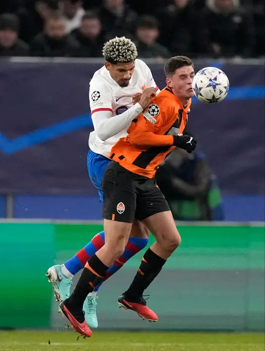 <p>Shakhtar Donetsk mengubah gaya main untuk mempertahankan keunggulan. (AP Photo/Matthias Schrader)</p>