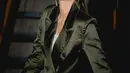 Masayu tampil mengenakan blazer shining hijau emerald dipadukan celana serasi. Dipadukan inner tank top putih. [@andriwphotos]