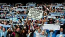 Ribuan fans fanatik Manchester City, ikut merayakan gelar juara Liga Primer musim 2013/2014 di Stadion Etihad, Manchester (11/5/2014). (AFP PHOTO/Andrew Yates)