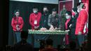 Presiden Joko Widodo atau Jokowi (tengah) memotong tumpeng disaksikan Ketua Umum PDIP Megawati Soekarnoputri (ketiga kanan) saat Rakernas II PDIP di Jakarta, Selasa (21/6/2022). Rakernas PDIP kali ini mengusung tema 'Desa Kuat, Indonesia Maju dan Berdaulat'. (Liputan6.com/Faizal Fanani)
