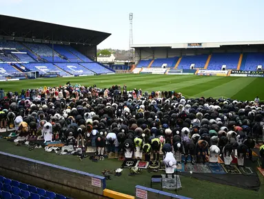 Klub Liga Inggris, Tranmere Rovers yang dimiliki oleh pengusaha asal Indonesia menggelar salat Idul Fitri 1444 Hijriah yang diikuti oleh 700 jamaah. Seperti apa penampakannya? (AFP/Paul Ellis)