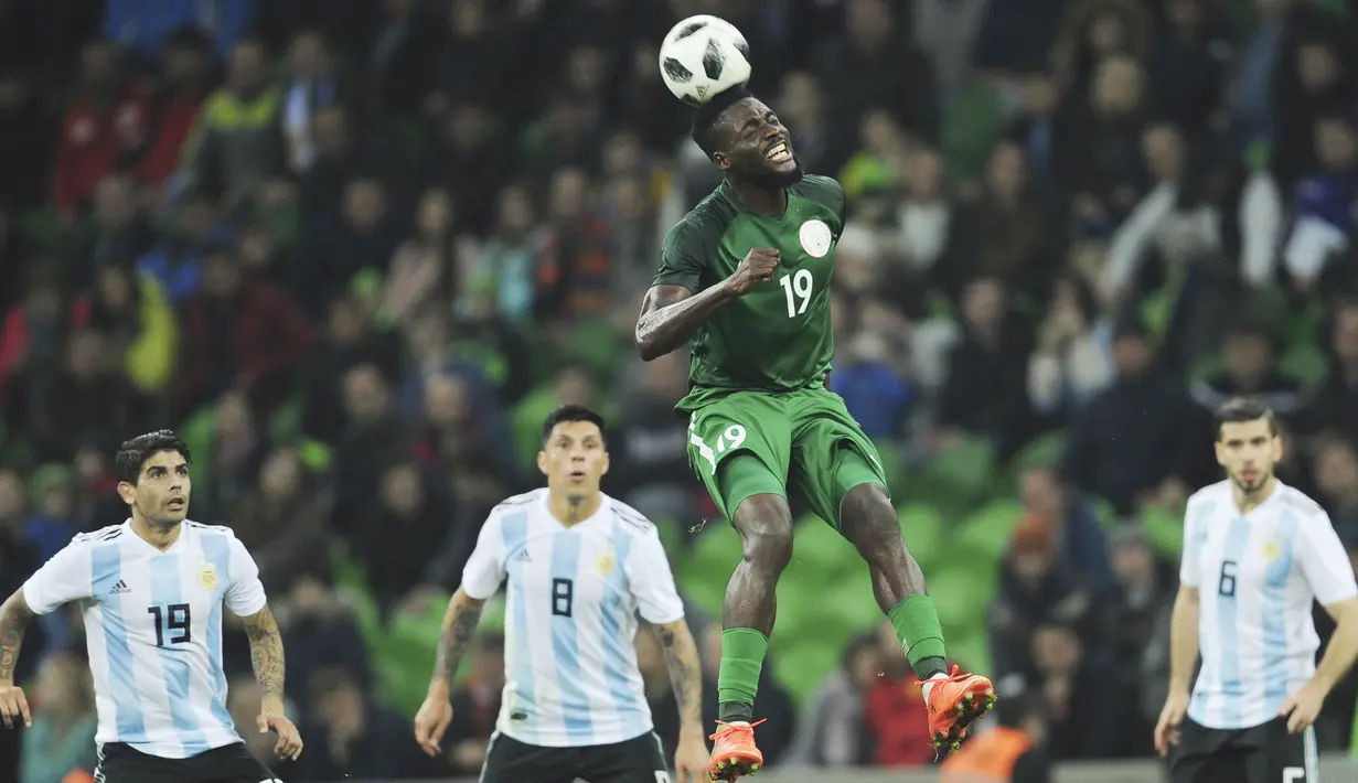 Gelandang Nigeria, John Ogu, menyundul bola saat melawan Argentina pada laga persahabatan di Stadion FK Krasnodar, Rabu (15/11/2017). Argentina kalah 2-4 dari Nigeria. (AP/Sergey Pivovarov)