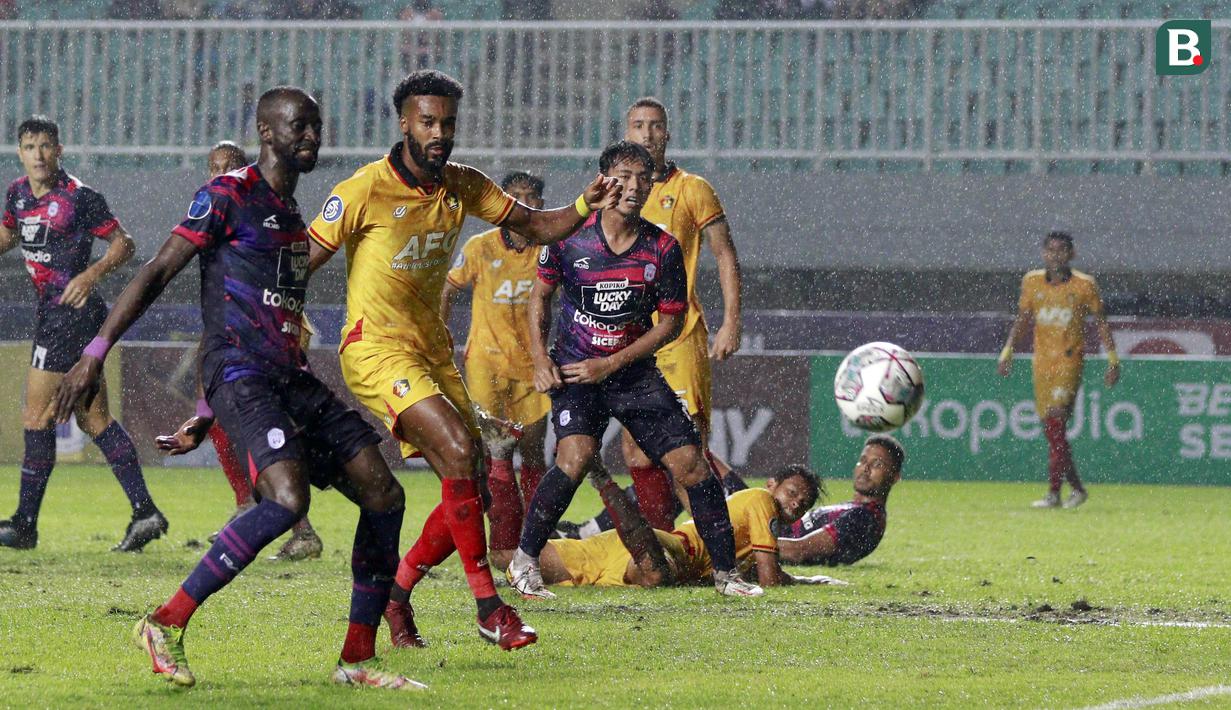 Kedua tim sudah sekuat tenaga berusaha memenangkan pertandingan. Namun, faktor cuaca, di mana hujan deras turun dan genangan air menyebabkan permainan keduanya tidak berkembang. (Bola.com/M Iqbal Ichsan)