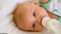 Tak Baik Membiasakan Bayi Minum dari Botol dan Dot!