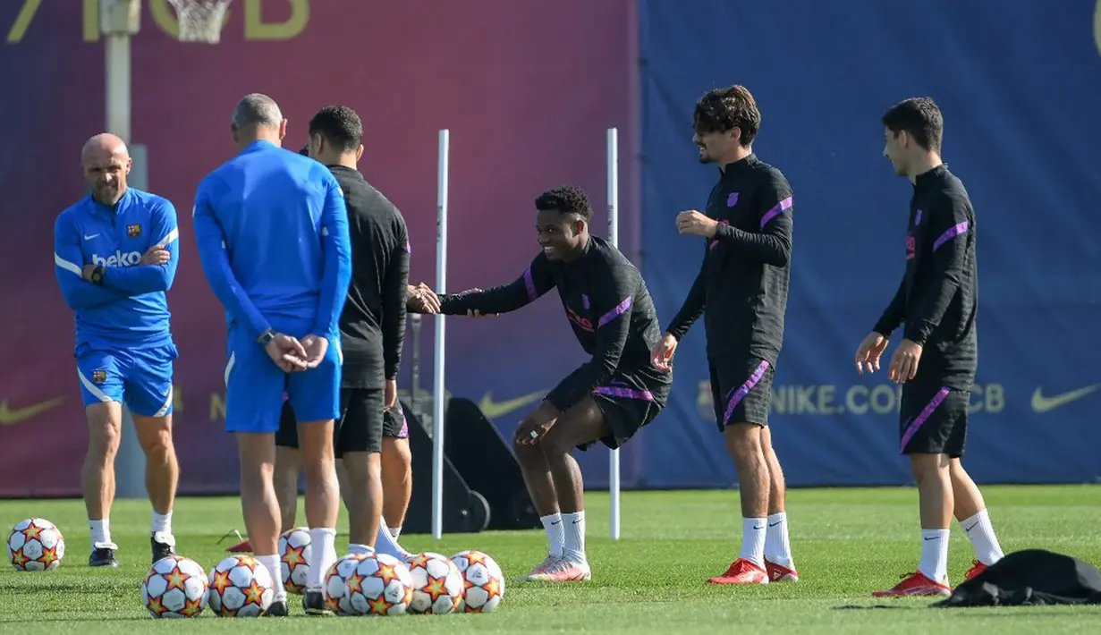 Pemain Barcelona Ansu Fati (tengah) dan rekan satu timnya saat sesi latihan di Barcelona, Spanyol, Selasa (19/10/2021). Barcelona akan menghadapi Dynamo Kiev pada pertandingan Grup E Liga Champions. (LLUIS GENE/AFP)