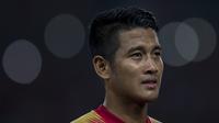 Bek Indonesia, Putu Gede, menangis saat lagu Indonesia Raya sebelum melawan Chinese Taipei pada laga Grup A Asian Games di Stadion Patriot, Bekasi, Minggu (12/8/2018). Indonesia menang 4-0 atas Chinese Taipei. (Bola.com/Vitalis Yogi Trisna)