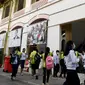 Sejumlah pelajar mengenakan masker saat beraktivitas di sebuah sekolah di Phnom Penh (28/1/2020). Pemerintah Kamboja dalam beberapa hari terakhir telah menutup aktivitas belajar di sekolah-sekolah sebagai upaya pencegahan terhadap virus corona. (TANG CHHIN SOTHY/AFP)