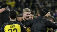 Penyerang Borussia Dortmund, Erling Braut Haaland (tengah) merayakan kemenangan timnya setelah mengalahkan PSG pada pertandingan leg pertama babak 16 Liga Champions di Dortmund, Jerman (18/2/2020). Erling Haaland mencetak dua gol dan mengantar Dortmund menang 1-0 atas PSG. (AFP/Sascha Schuermann)