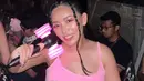 Eye makeup ala Rachel Vennya saat nonton konser BLACKPINK di Jakarta juga menarik untuk ditiru. Aplikasikan eyeshadow pink ke seluruh kelopak mata, dan tambahkan mini beads berbentuk hati hingga mutiara di area outer v mata. [@haileybieber]