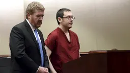 Terdakwa penembak di bioskop Colorado James Holmes berdiri di samping pengacaranya saat persidangan di Centennial, Rabu (26/8/2015). James dijatuhi hukuman penjara seumur hidup tanpa pembebasan bersyarat atas pembunuhan 12 orang.(REUTERS/RJ Sangosti/Pool)