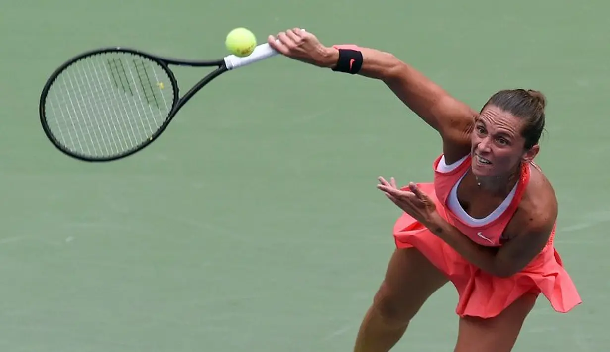 Petenis putri Italia, Roberta Vinci, harus mengakui keunggulan rekan senegaranya, Flavia Penneta di final AS Terbuka 2015 dengan skor skor 7-6 (4), 6-2, Minggu (13/9/2015). (AFP Photo/Jewel Samad)