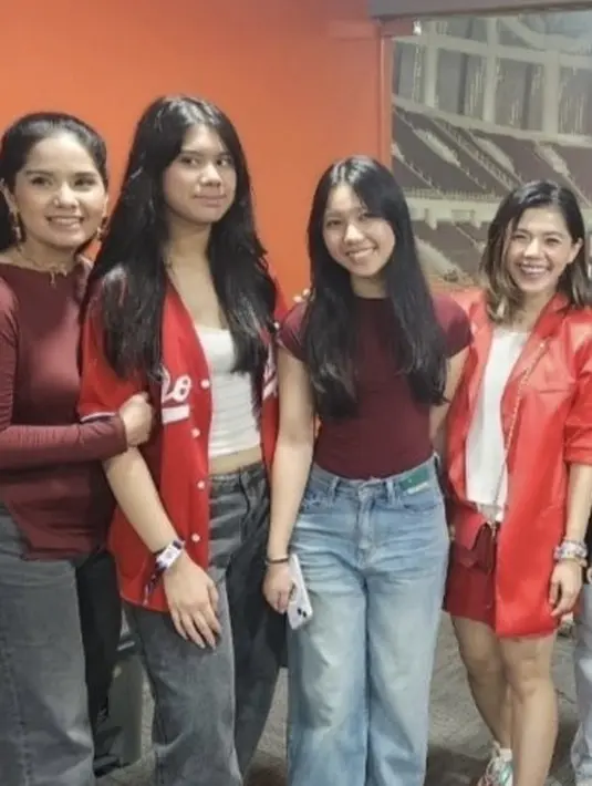 Annisa Pohan pun hadir bersama putrinya, Almira yang mengenakan outer jersey baseball waena merah dipadukan inner spaghetti strap putih dan celana denim panjangnya.  [@merryriana]