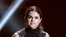 Sebagai  seorang kekasih, Selena mendampingi The Weeknd yang tengah manggung di Brazil pada 26 Maret 2017 lalu. Dari balik panggung, Selena dikabarkan selalu tersenyum bahagia saat mendampingi The Weeknd. (AFP/Bintang.com)